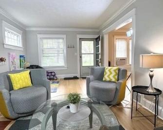 The House Hotels - Thoreau #3 - Centrally Located in Lakewood - 10 Minutes to Downtown Attractions - Lakewood - Living room