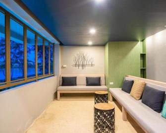 Charcoal Panwa Beach Phuket - Wichit - Olohuone