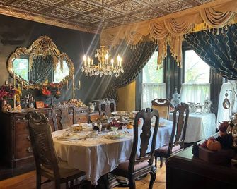 Walk to Everything -Campaign Room - Niagara Falls - Restaurant