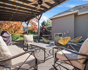 Spacious, Private Home Away From Home with Hot Tub - Spokane - Patio