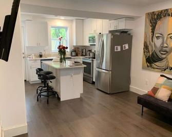 Cozy 2/1.5 Getaway in Lily Ponds - Washington, D.C. - Küche