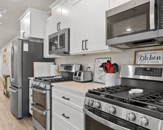 Barndominium Blast | Sleeps 45, Barndominium, Sports Court, Hot Tub, Games & More! - Cedar City - Cocina
