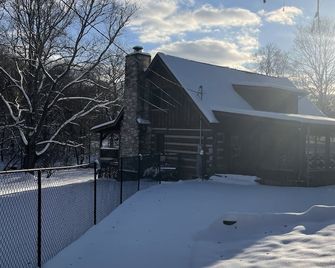 Cabin by the Creek Sleeps 8 on 3 Beautiful acres - Close to town and activities - Clinton - Будівля