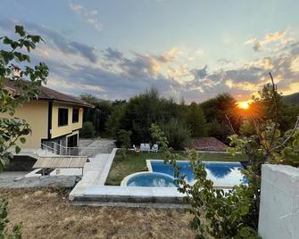 Mountain House in Bulgaria Historic Village in Rose Valley - Klisura - Piscina