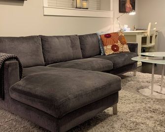 Fully equipped 5 star 1 bdrm suite. Luxurious. - North Vancouver - Living room