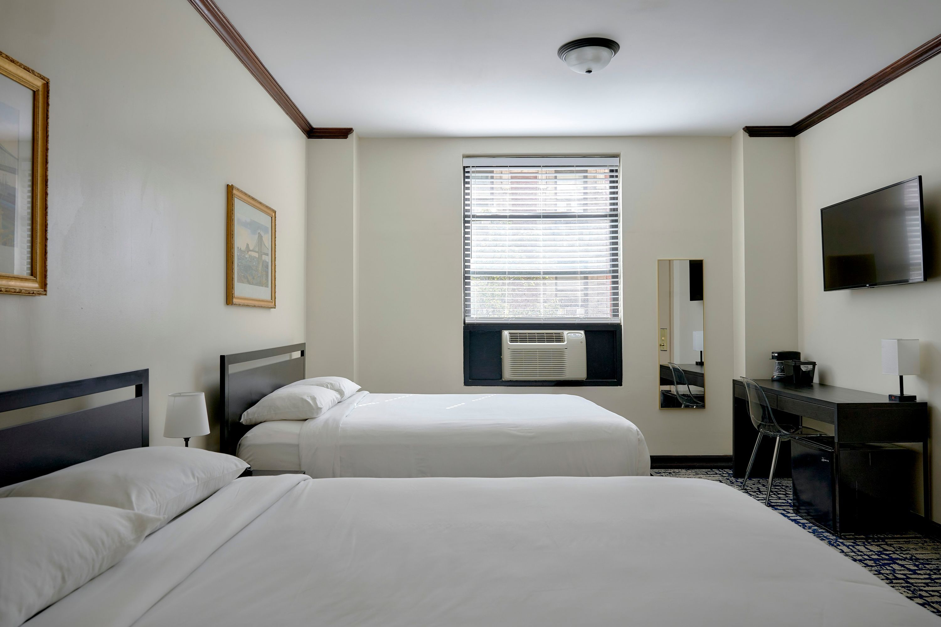 Night Hotel Broadway