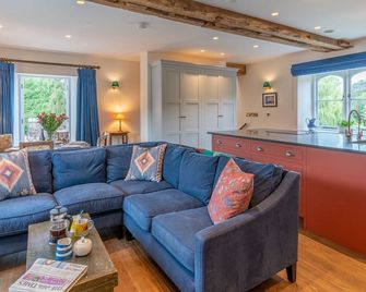 Lower Lodge Gatehouse at Kentchurch - Pet Friendly - Skenfrith - Living room