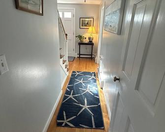 Charming house in a fabulous Kennebunk location! Walk to beach and town! - Kennebunk - Corridoio