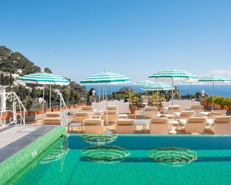 Sina Flora - קאפרי - בריכה