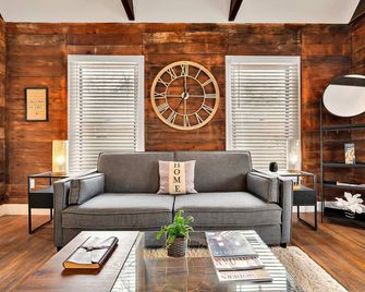 The Duet 1 BR- Just Steps from Baylor University and Minutes from The Silos - Waco - Living room