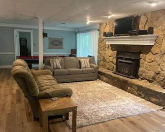 Creekside Adventures - Williamsburg - Living room