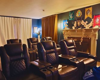 Immersive Themed Luxury Getaway-W/th- Hot Tub/Theater/Game Room/Gym-Sleeps Large - Girard - Sala de estar