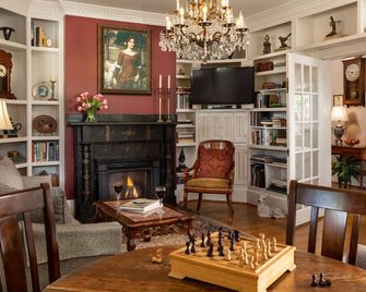 White Doe Inn Bed & Breakfast - Manteo - Living room