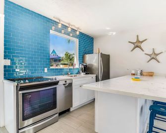 Canalfront, Dog-Friendly Home with High-Speed WiFi, Private Boat Ramp, and Kayak - Tavernier - Kuchyň