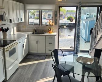 Peaceful shore house on the water! - Manahawkin - Kitchen