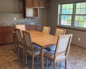Convenient 4-bedroom house, close to everything - Washington - Eetruimte