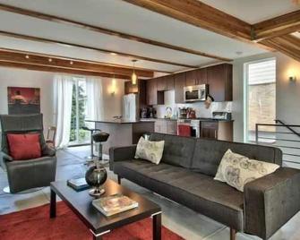Modern wood + steel. Deck w/lake views. parking. Summer. - Seattle - Living room