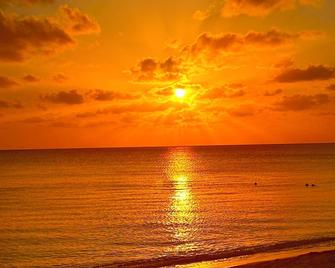 The Grove - West Bay - Pláž