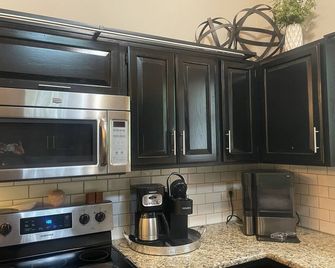 Unique barnhouse, newly built, great ND weekend rental, 15 minutes from stadium. - Mishawaka - Kitchen