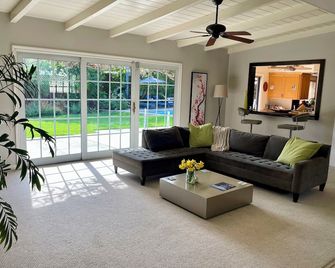 Resort style single level contemporary home with pool - Woodland Hills - Living room