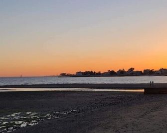Cheerful 3 Bedroom Beach Front Cottage with Fire Place - Milford - Außenansicht