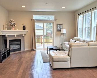 Comfort and quiet 7 bedroom home - Kenmore - Living room