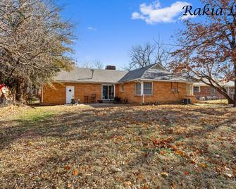 This house is a 4 bedroom(s), 2 bathrooms, located in Tulsa, OK. - Tulsa - Building