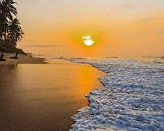 Double Room With Balcony in the heart of city - Accra - Strand