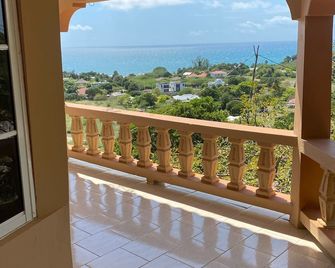 Garden house Pedro Hills with a veranda/deck, walk to the Beach Leave The Cold! - Treasure Beach - Balcony