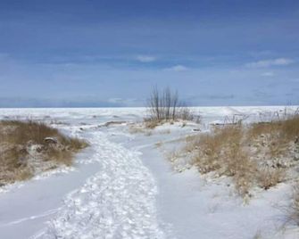 Cozy 2 BDRM Cottage w/private hot tub, on site sauna & gym, private beach access - Lambton Shores - Beach