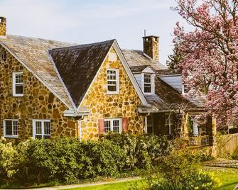 1st fl Luxury Apartment, Sanctuary of the Swan Wellness Whole Home Hotel - Birdsboro - Building