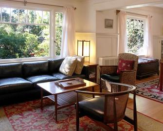 Charming 1917 Craftsman Bungalow - Full Garden & Hot Tub, 6 blocks to Downtown - Santa Barbara - Wohnzimmer