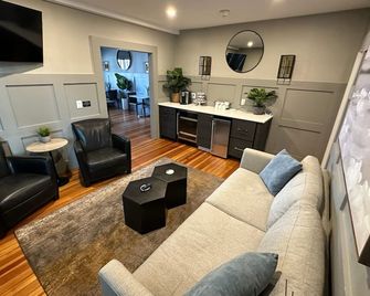 Entire Modern 7 Unit 7 Bath Boutique Inn - Newport - Living room