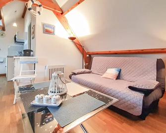 Beautiful vacation apartment on the 1st floor, 10 km from Montreuil sur Mer, ideal for a family vaca - Bourthes - Sala de estar