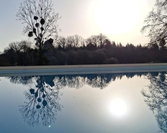 Holiday Home 'Les Granges De Soulagnieux' with Lake View, Private Pool and Wi-Fi - Piegut-Pluviers - Piscina