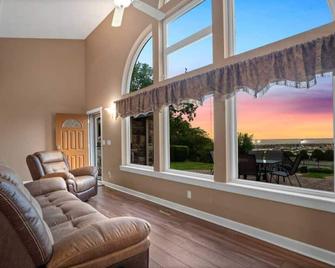 Harbor View! Walk Out The Door Into Downtown Lex! - Lexington - Living room