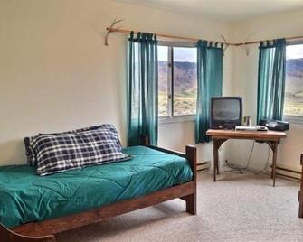 Creekworks Guesthouse, simple/clean apartment in the foothills of Wapiti Valley, mountain views! - Wapiti - Living room