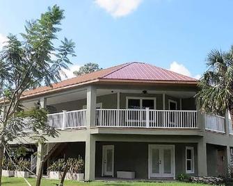 The Suite at Enchanted Acres Ranch - Cocoa - Building