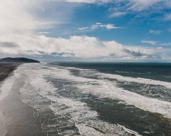 Oceanfront Oasis: Long Beach Retreat Near Discovery Trail! Pets Allowed, Pool. - Long Beach - Playa