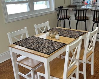 Beautiful Lakeside Escape - Sharbot Lake - Dining room