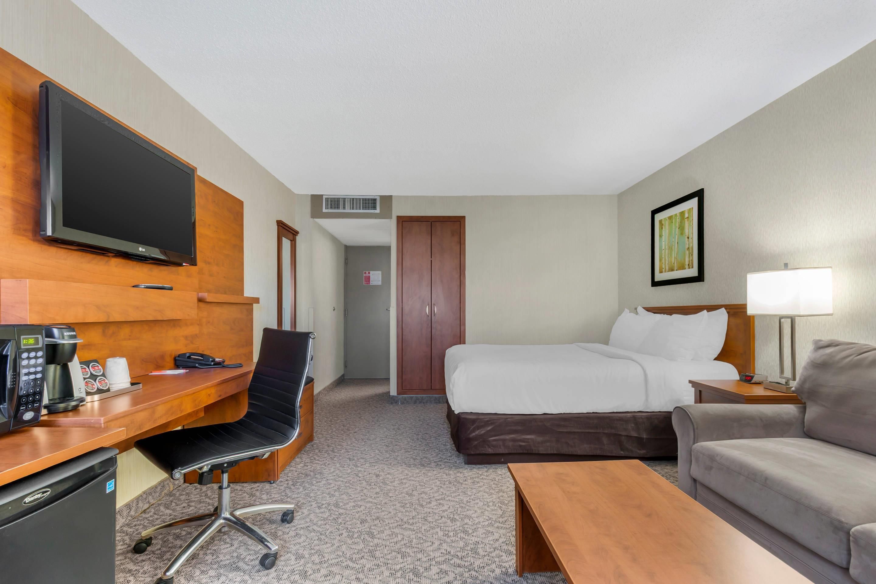 Clarion Hotel & Suites - Brandon - Bedroom
