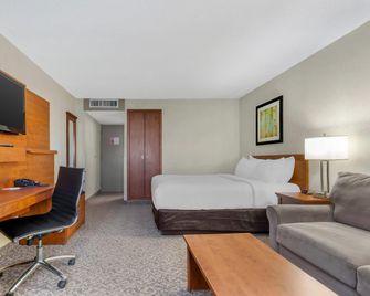 Clarion Hotel & Suites - Brandon - Bedroom