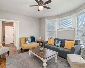 Lower Dunes of Michigan City: Cozy Lower Unit - Michigan City - Wohnzimmer