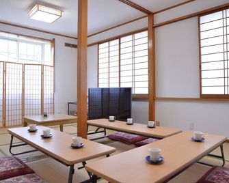 An inn where you can see, feel and experience Japanese style ■ Large Japanese-style room with 12 tatami mats ■ Spacious 3DK ■ Rooftop balcony ■ Close to the shopping district - Tô-ky-ô - Phòng ăn