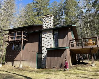 3-Acres Adirondack Cabin: private beach, sauna room, pool table - North River - Building