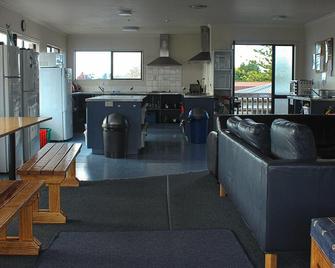 Hat Trick Lodge - Motueka - Living room