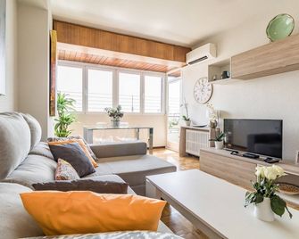 Bright & Modern 2BR Apartment in Heart of Upscale Barrio Salamanca. Great Views - Madrid - Stue