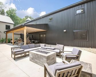 38-Acres Of Luxury: 9br, Indoor Pool, Gym, Near Nd - Niles - Patio