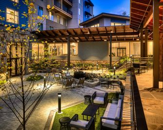 Embassy Suites by Hilton Gatlinburg Resort - Gatlinburg - Serambi