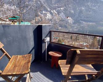 House Pandora - Manali - Balcón